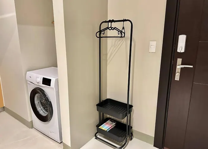 Elegant 1 Bedroom With Balcony In Uptown Parksuites Ii, Bgc Apartment *